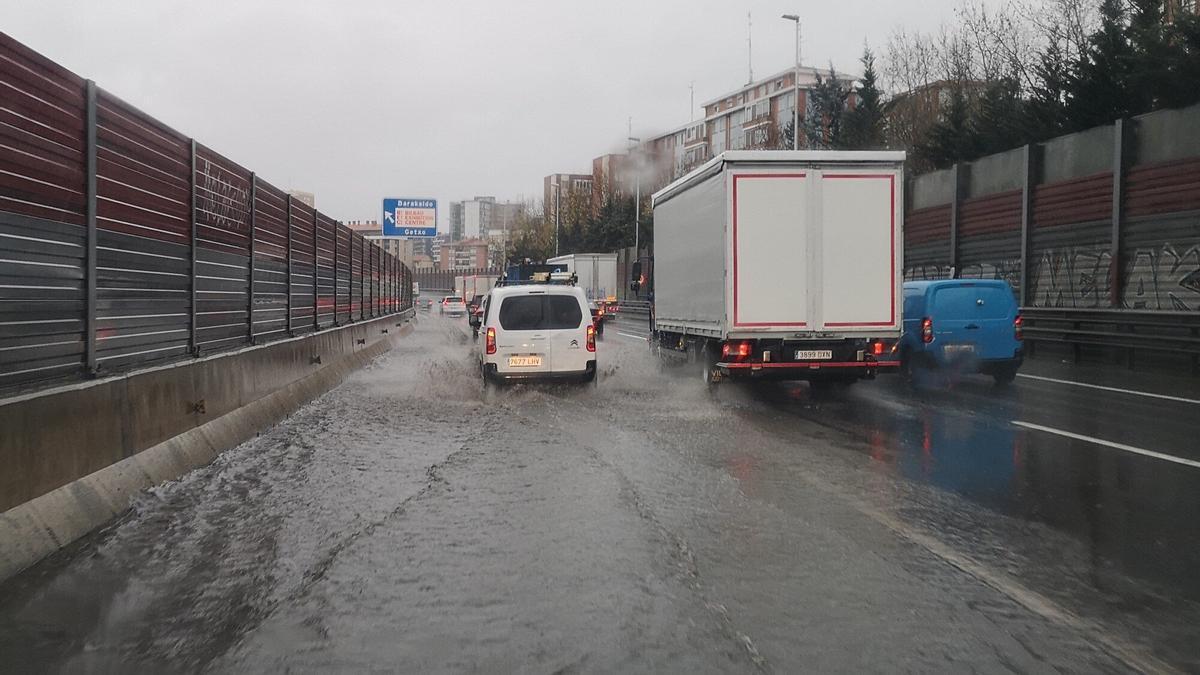 Balsas de agua en las carreteras de Bizkaia debido a las fuertes lluvias