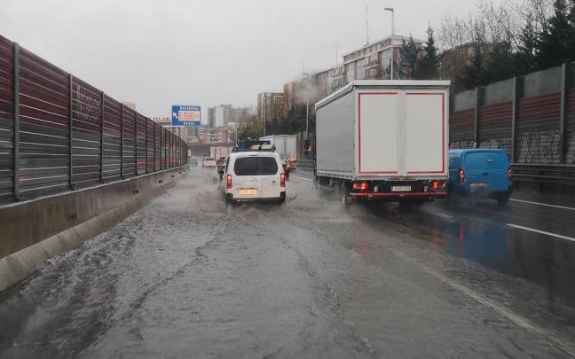 Balsas de agua en las carreteras de Bizkaia debido a las fuertes lluvias