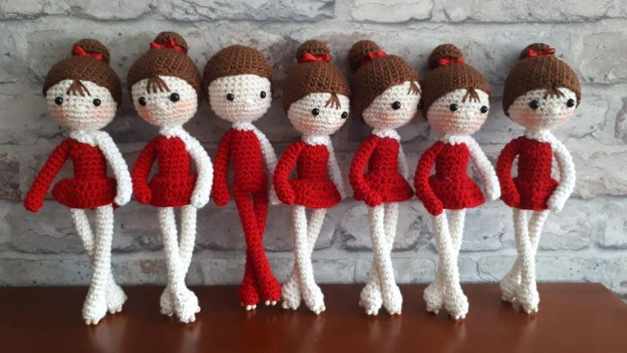Las muñecas de ganchillo se venden a 10 euros y el dinero se destinará para cubrir los gastos del viaje de Xabier