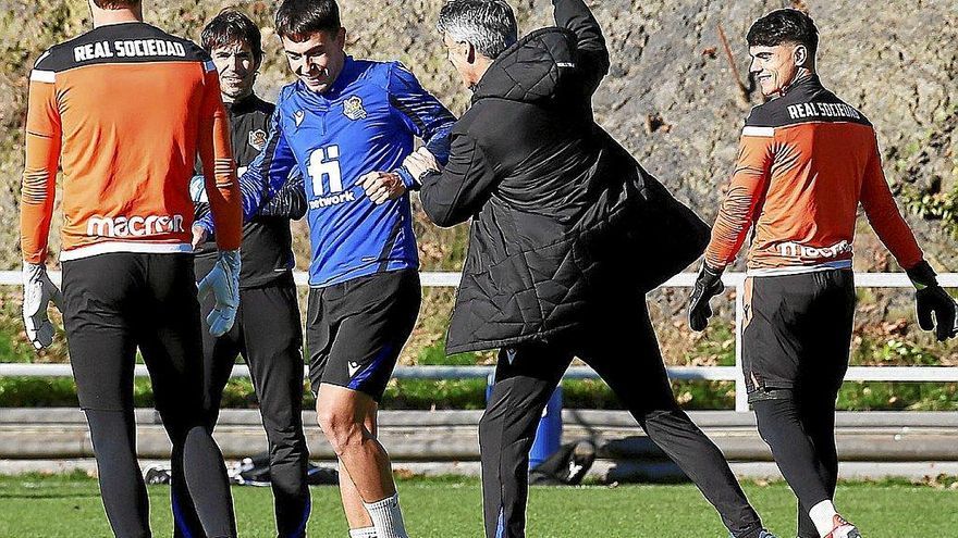 Imanol saluda a Martín Zubimendi durante un entrenamiento en Zubieta.