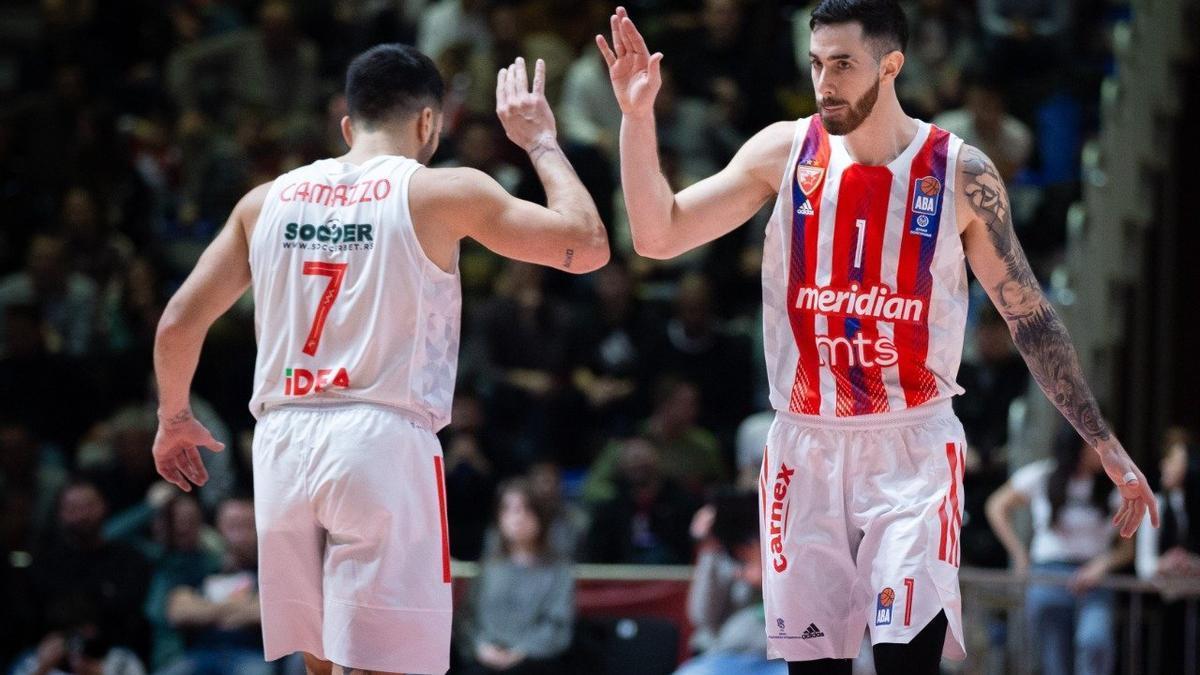 Vildoza choca su mano con Campazzo en un partido