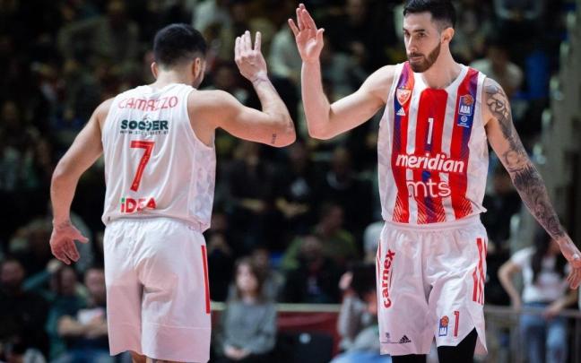 Vildoza choca su mano con Campazzo en un partido Vildoza choca su mano con Campazzo en un partido