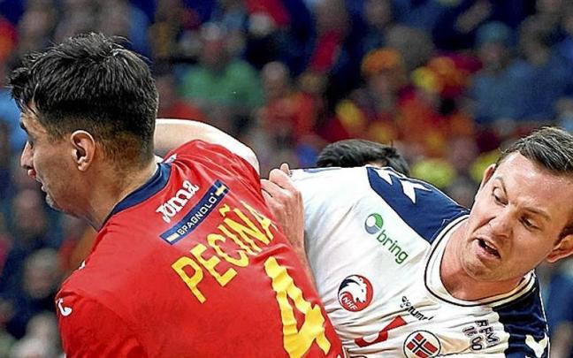 El irundarra Iñaki Peciña, en una acción defensiva del partido de ayer. | FOTO: EFE