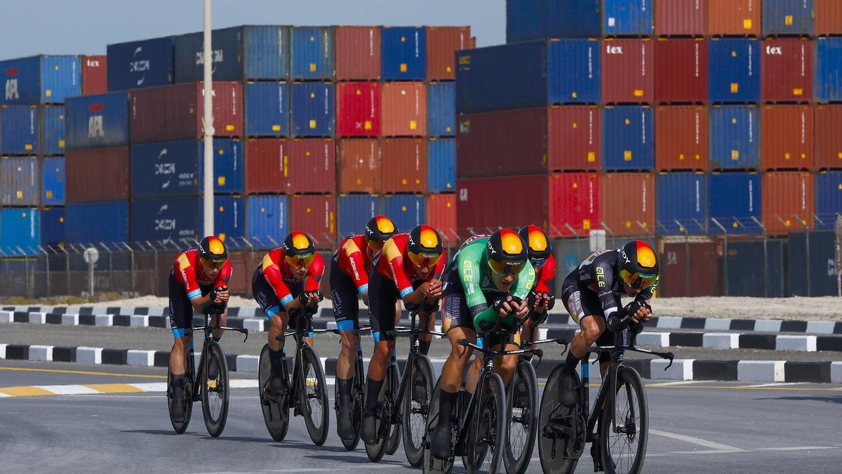 Los integrantes del Bahrain Victorius, con Pello Bilbao.