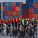 Los integrantes del Bahrain Victorius, con Pello Bilbao.