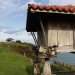 Un h&oacute;rreo, con la ermita de La Regalina al fondo, s&iacute;mbolo de Cadavedo.