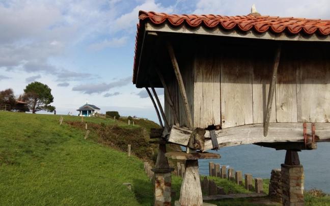 Un hórreo, con la ermita de La Regalina al fondo, símbolo de Cadavedo. Un hórreo, con la ermita de La Regalina al fondo, símbolo de Cadavedo.
