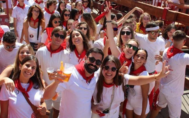 Cabanilleros y cabanilleras posan para la foto mientras siguen a la charanga.