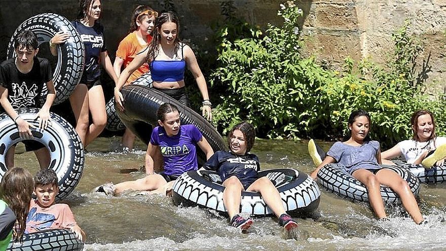 Después del chupinazo, los jóvenes acuden al río para bañarse.