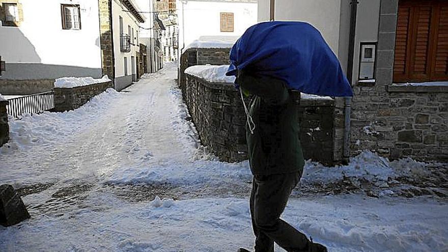 El reparto se complica en las calles de Isaba.