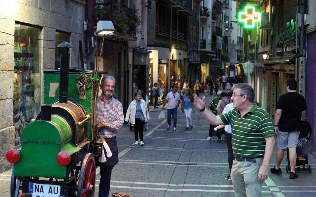 Andoni Martínez Chocarro, en la calle Comedias con sus castañas y cuando el termómetro marca 28 grados. Andoni Martínez Chocarro, en la calle Comedias con sus castañas y cuando el termómetro marca 28 grados.