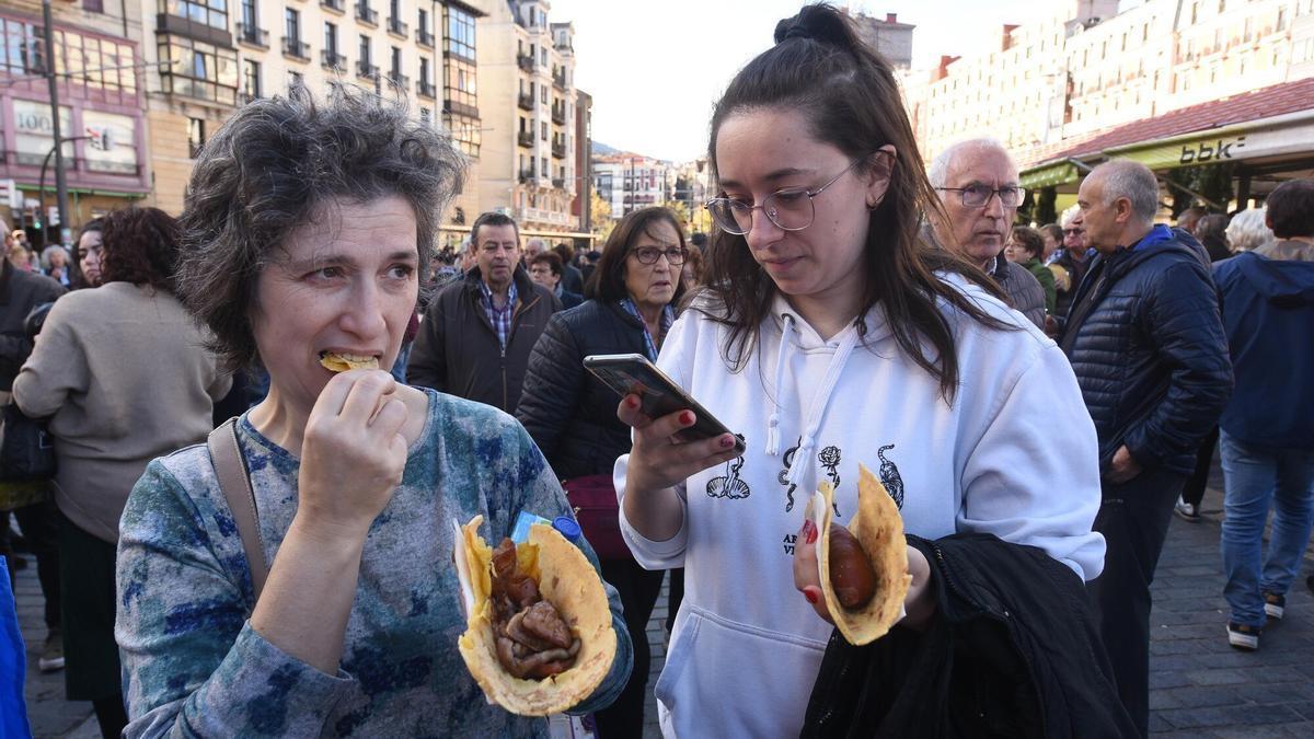 Los móviles y los talos fueron indispensables en las manos de los y las bilbainas.