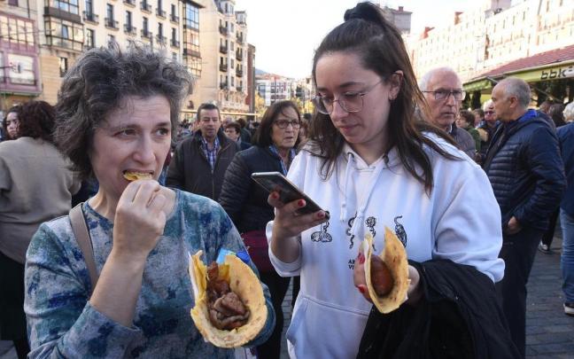 Los móviles y los talos fueron indispensables en las manos de los y las bilbainas.