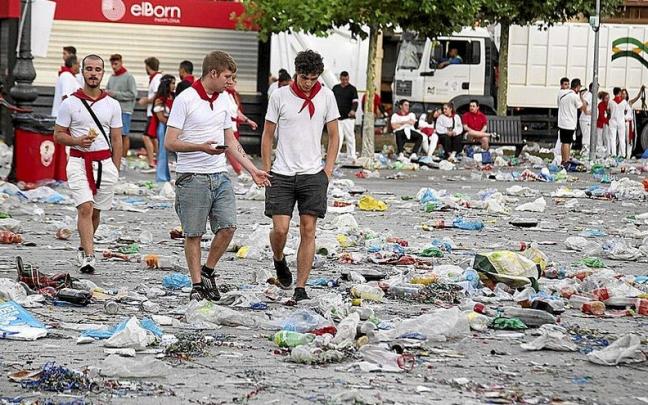 Un grupo de chavales sortea los residuos que quedan tras una noche en el ‘botellódromo’. Un grupo de chavales sortea los residuos que quedan tras una noche en el ‘botellódromo’.