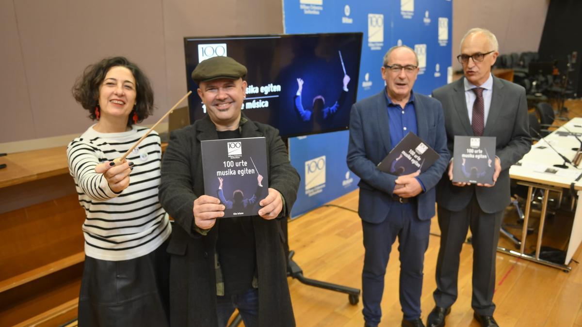 Lorea Bilbao, Kike Infame, López de Aguileta e Iban Aranbarri, en la presentación del cómic.