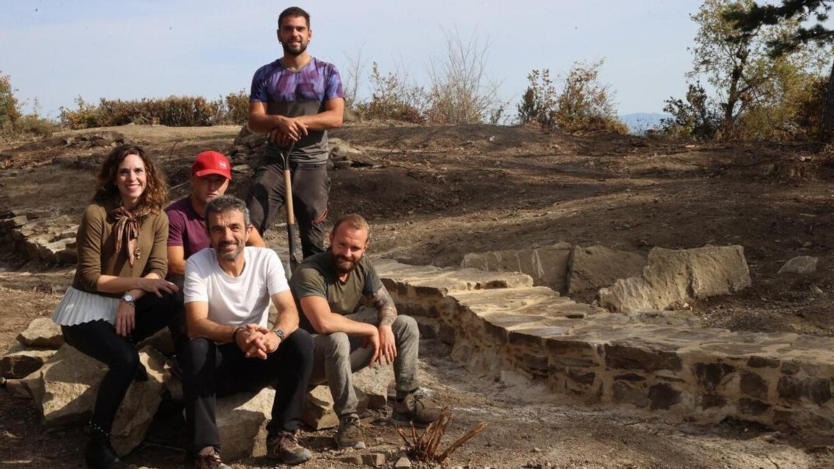 Cristina Recalde, Iñaki Sagredo, Julen Azcona, Odei Vilches y Eloy Madoz, en la excavación.