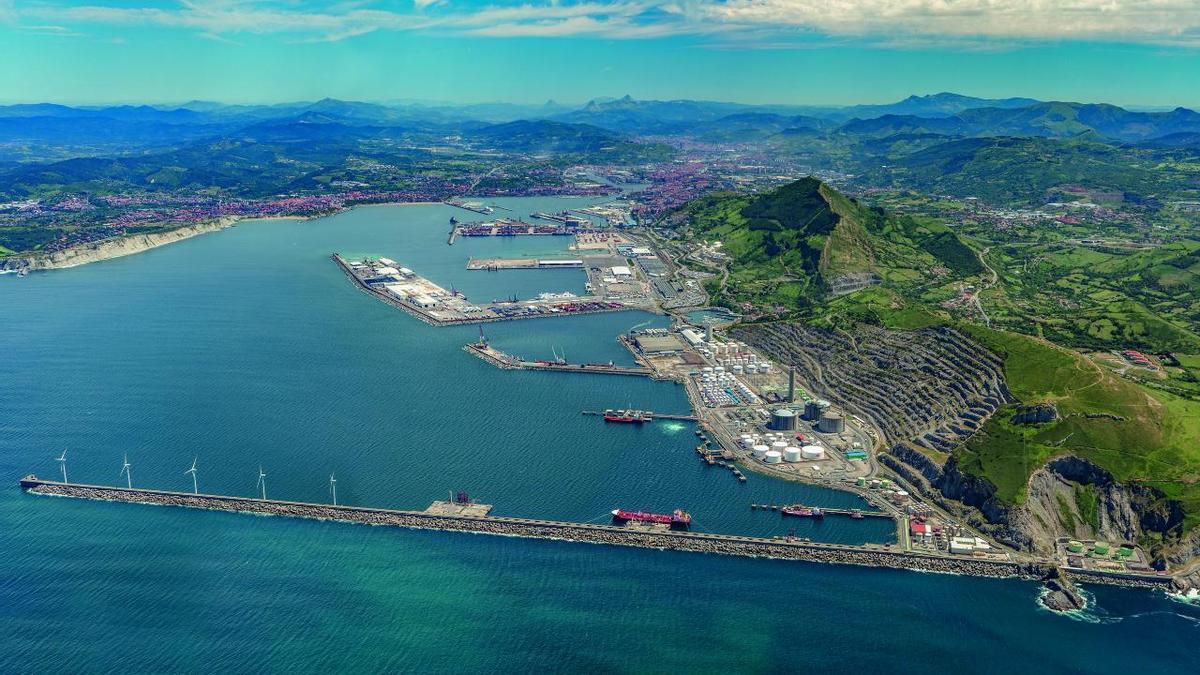 El Puerto de Bilbao cuenta con infraestructuras modernas para todo tipo de tráficos, con calados para grandes buques