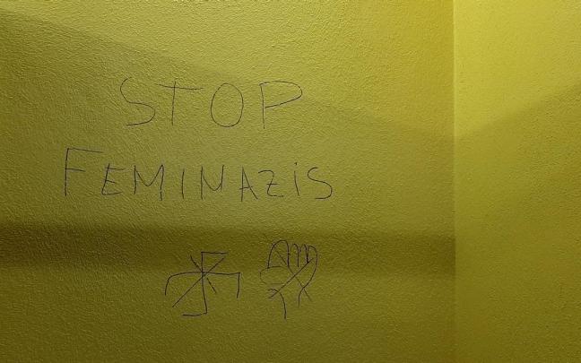 Pintadas machistas que aparecieron en los aseos del centro cívico de Salburua.