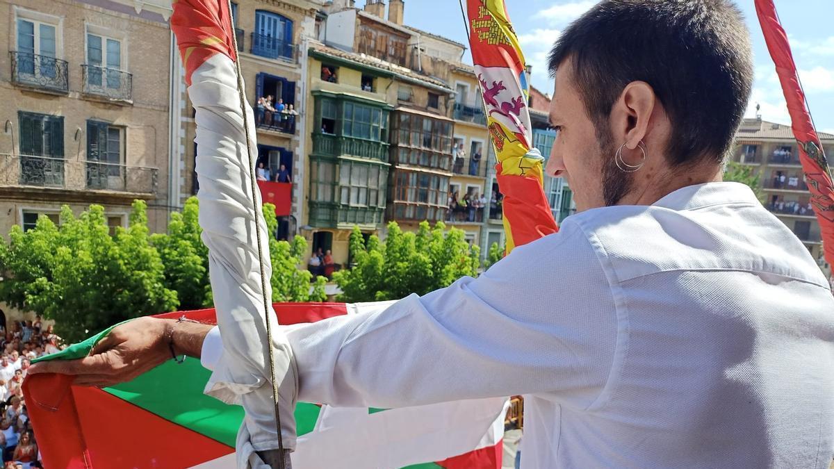 Exhibición de la ikurriña desde el balcón consistorial el día del chupinazo en Estella-Lizarra.