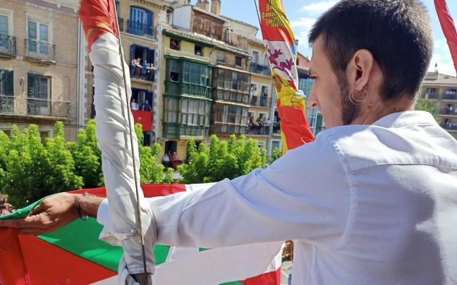 Exhibición de la ikurriña desde el balcón consistorial el día del chupinazo en Estella-Lizarra. Exhibición de la ikurriña desde el balcón consistorial el día del chupinazo en Estella-Lizarra.