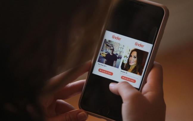 Una mujer hace uso de una conocida web para ligar. Una mujer hace uso de una conocida web para ligar.