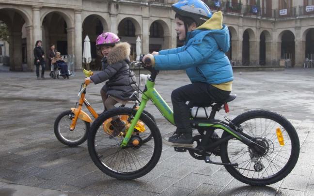 La previsión para el día de Navidad no apunta a impedir que los txikis estrenen en la calle sus regalos