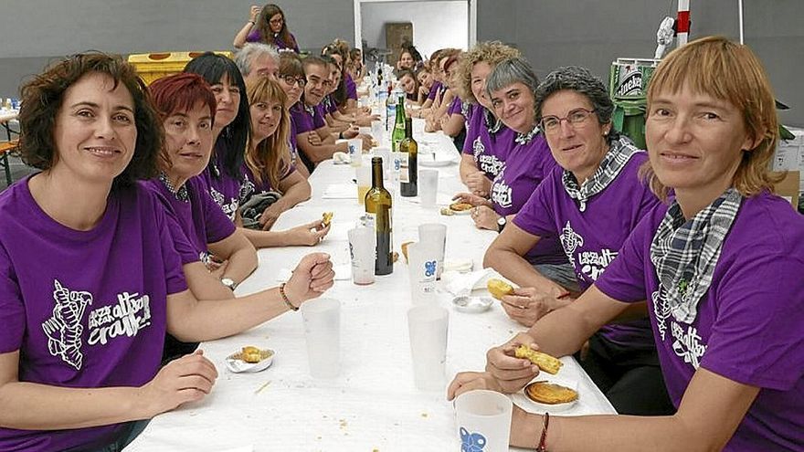 Un grupo de voluntarios y voluntarias comen antes del servicio.