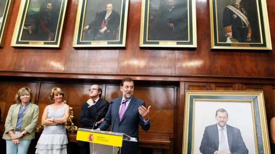 Rajoy, en 2010, cuando colgó su cuadro como exministro de Educación.