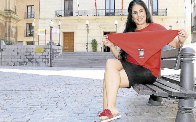 La concejala de Festejos del Ayuntamiento de Tudela, Verónica Gormedino, con el pañuelo rojo.
