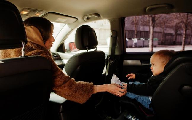 Un beb&eacute; en una silla infantil.