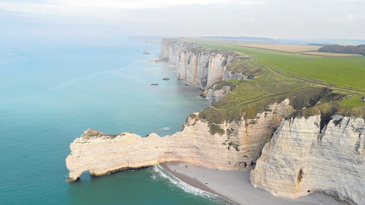 Los espectaculares paisajes rocosos hacen de las playas de Normandía lugares para recordar.