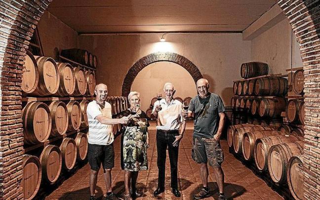 La familia Lezaun Etxalar –Raúl,Puy Etxalar, Santos y Edorta– posa en la sala de barricas de su bodega en Lácar. La familia Lezaun Etxalar –Raúl,Puy Etxalar, Santos y Edorta– posa en la sala de barricas de su bodega en Lácar.