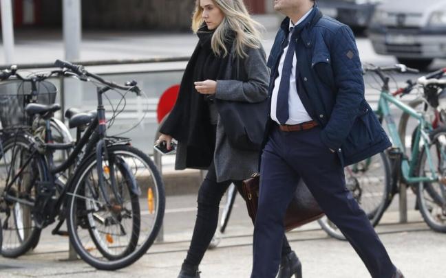 El abogado de uno de los jóvenes detenidos, a su llegada hoy al Juzgado de Guardia de Donostia.