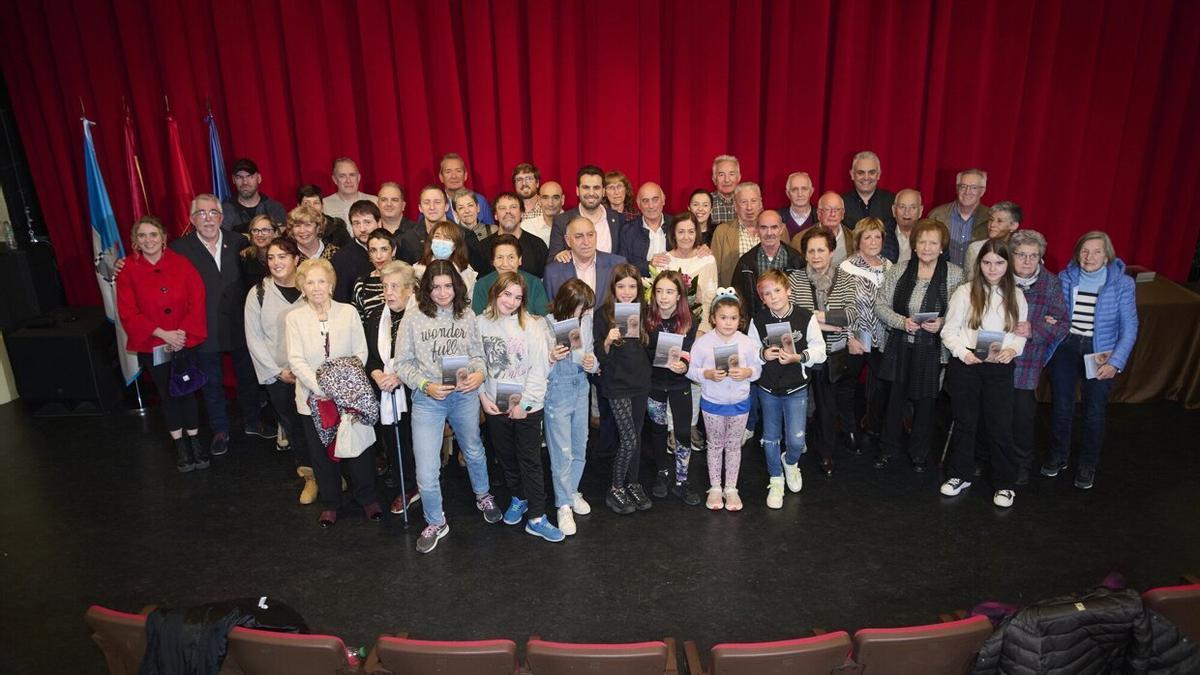 La Corporación, con actores, actrices y vecinos que participan con su testimonio en el documental , en la Casa de Cultura de Zizur Mayor en el XXX aniversario de su constitución como municipio independiente