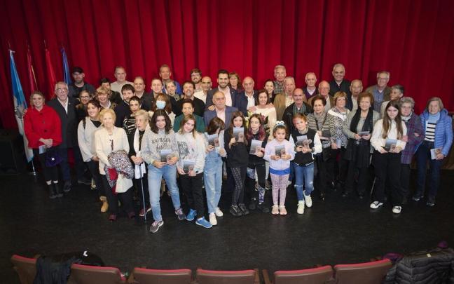 La Corporación, con actores, actrices y vecinos que participan con su testimonio en el documental , en la Casa de Cultura de Zizur Mayor en el XXX aniversario de su constitución como municipio independiente