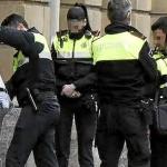 Imagen de archivo de un cacheo policial a un sospechoso de un robo. | FOTO: JOS&Eacute; MARI MART&Iacute;NEZ