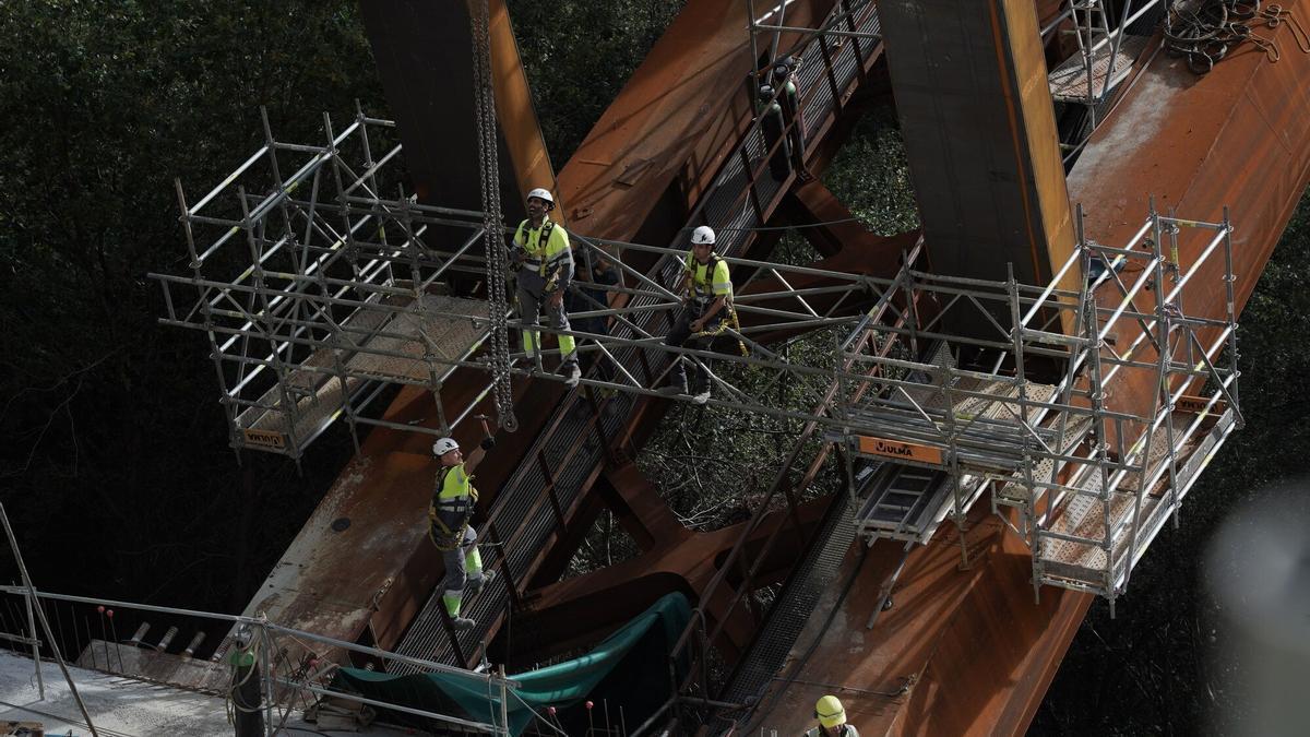 Varios trabajadores el pasado martes actuando en uno de los viaductos de la segunda fase de la Supersur