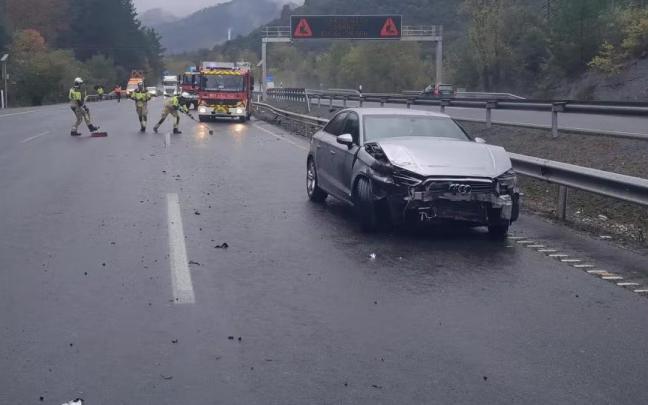 El coche accidentado en la AP-68 El coche accidentado en la AP-68