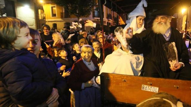 Olentzero y Mari Domingi se pasean por la calle Matia en una edición anterior