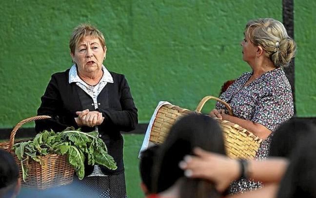 Momento de la representaci&oacute;n de la obra &lsquo;Memoria entre ra&iacute;les&rsquo;.