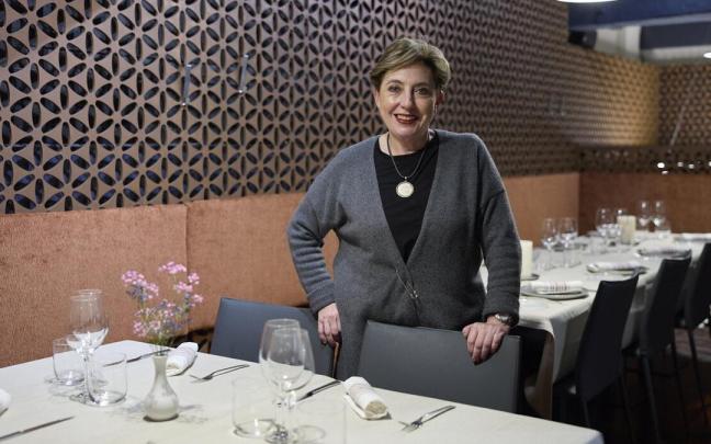 Elena Aróstegui posa soriente en su restaurante.
