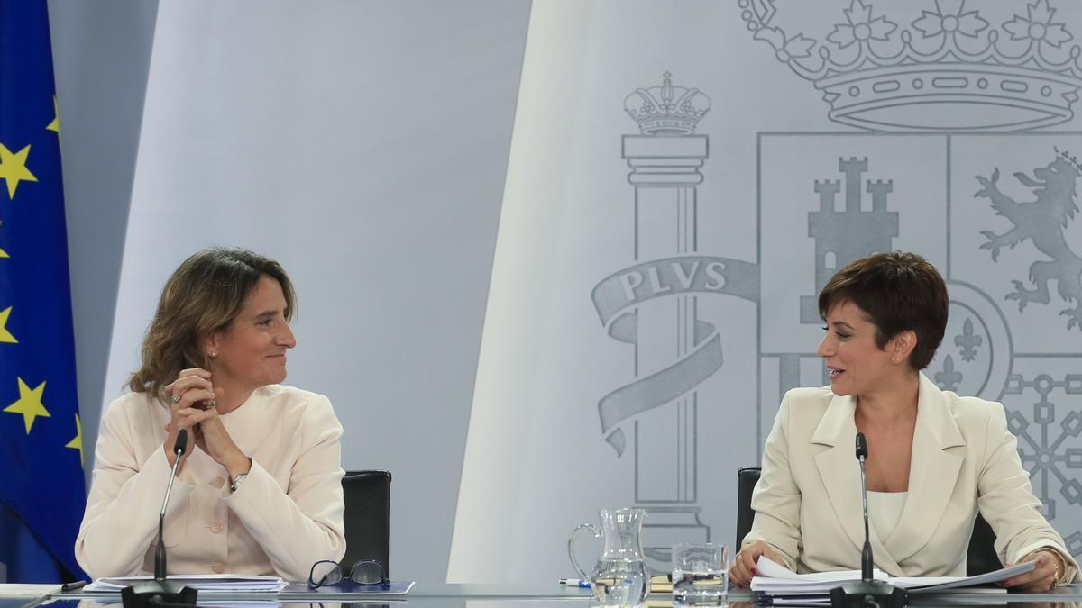 La ministra Teresa Ribera y la portavoz del Gobierno, Isabel Rodríguez, en rueda de prensa.