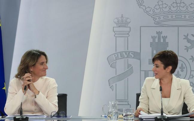 La ministra Teresa Ribera y la portavoz del Gobierno, Isabel Rodríguez, en rueda de prensa. La ministra Teresa Ribera y la portavoz del Gobierno, Isabel Rodríguez, en rueda de prensa.