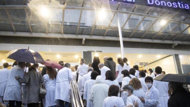 Jefes de servicio, supervisores de la OSI Donostialdea y otros sanitarios se concentran ante el Hospital Donostia.