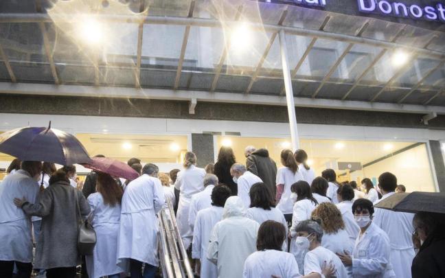 Jefes de servicio, supervisores de la OSI Donostialdea y otros sanitarios se concentran ante el Hospital Donostia. Jefes de servicio, supervisores de la OSI Donostialdea y otros sanitarios se concentran ante el Hospital Donostia.