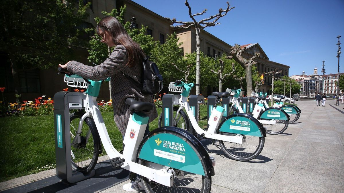 Una usuaria utilizando una de las bicicletas el&eacute;ctricas de alquiler del Ayuntamiento de Pamplona