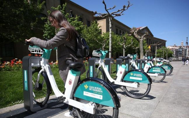Una usuaria utilizando una de las bicicletas el&eacute;ctricas de alquiler del Ayuntamiento de Pamplona