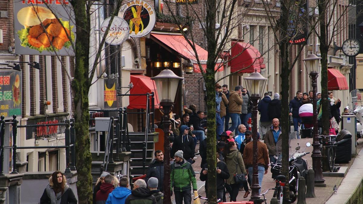 Ciudadanos en una céntrica calle de Ámsterdam.
