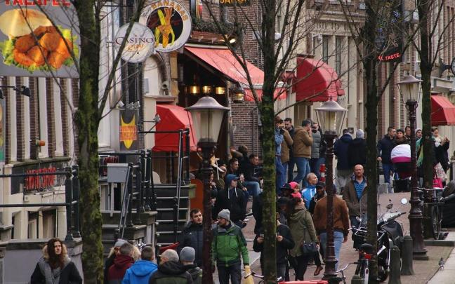 Ciudadanos en una céntrica calle de Ámsterdam. Ciudadanos en una céntrica calle de Ámsterdam.