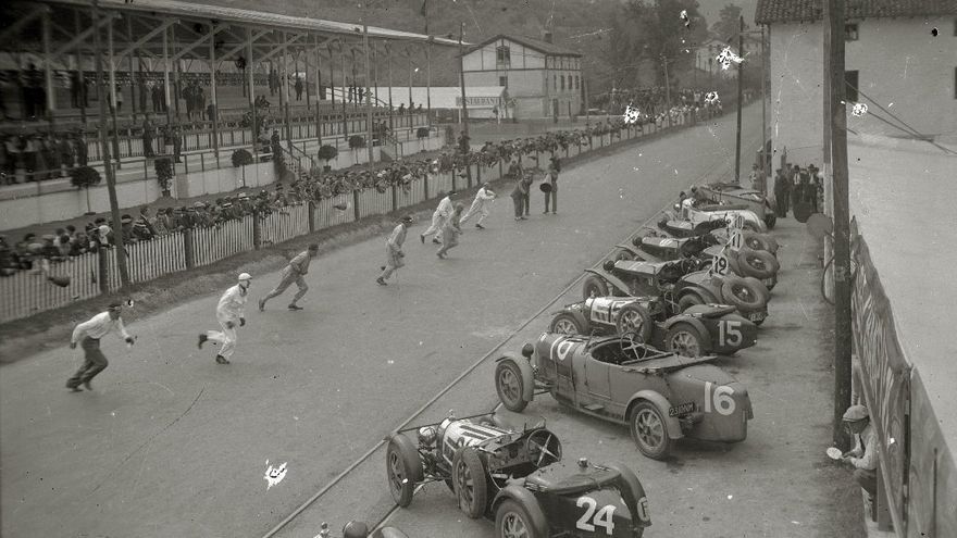 Corredores se dirigen a sus bólidos en una salida en el circuito donostiarra.